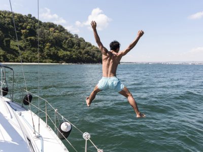 jovem-bonito-curtindo-o-tempo-no-barco (1)