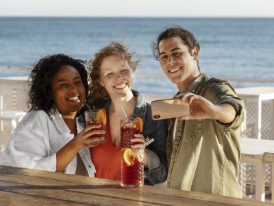 medium-shot-friends-taking-selfie-with-sangria